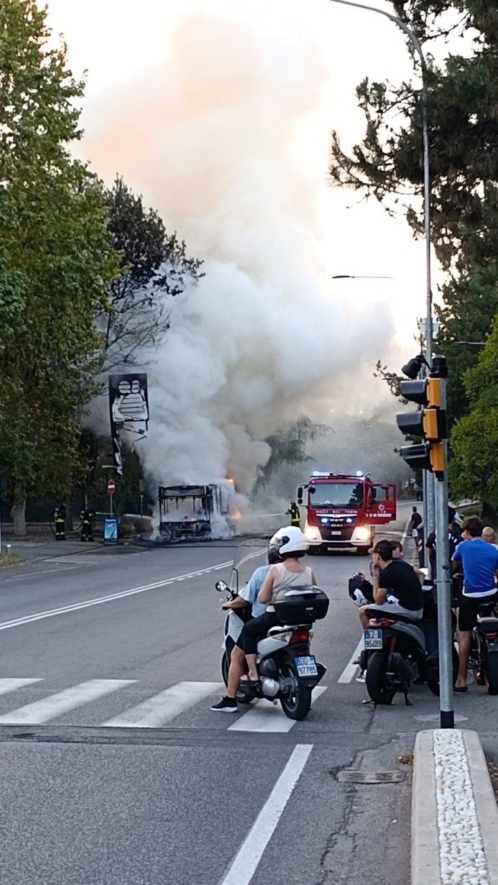 Autobus prende fuoco, salvi tutti i passeggeri