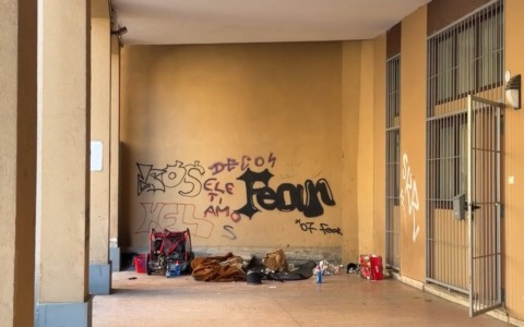 Bivacco sotto abitazioni e uffici a Mura di Porta San Felice, i residenti chiedono l’intervento del Comune