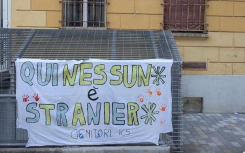 “Nessuno è straniero”: striscioni davanti a diverse scuole a Bologna