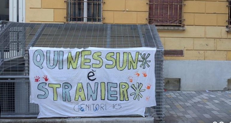 “Nessuno è straniero”: striscioni davanti a diverse scuole a Bologna