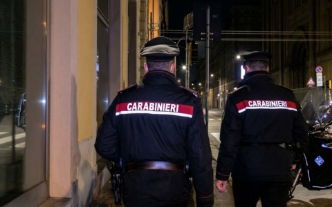 Mangia un dolce, si rifiuta di pagare e picchia il commerciante