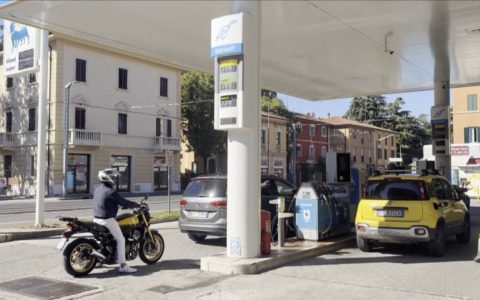 Costo carburante Eni, soddisfazione tra gli automobilisti