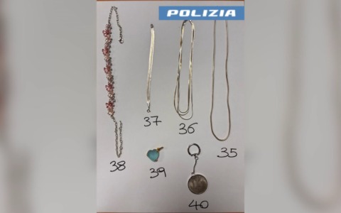 Due auto controllate in A1: la stradale scopre denaro e gioielli rubati per 77mila euro. Quattro denunce