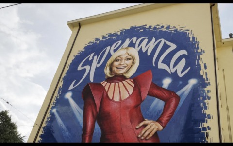 Ecco il murale dedicato a Raffaella Carrà inaugurato a Bologna