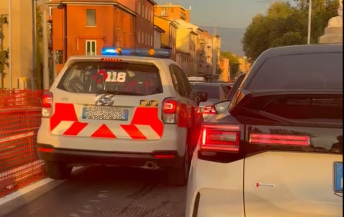 Segnalazione a E’tv: Automedica del 118 bloccata in coda sul Pontelungo