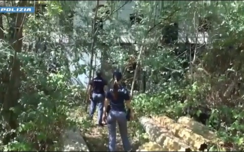 Giovane aggredito con il taser sotto casa, derubato e sequestrato: la squadra mobile arresta un 23enne e un 20enne