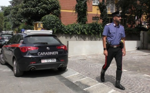 Non rispetta il divieto di avvicinarsi alla ex moglie e le tira una pietra