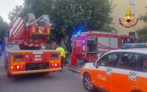 Incendio in un appartamento in via Svevo, ferite lievi per due persone