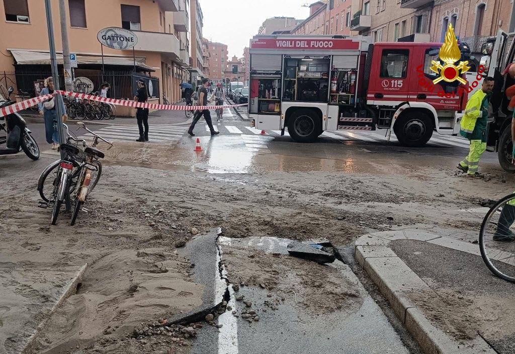 Si rompe una tubatura in via Zanardi, garage e cantine allagati e disagi alla viabilità