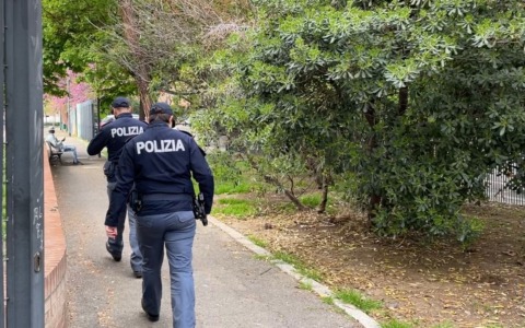 Sorpreso a spacciare in un parco, investe un poliziotto con la bici: arrestato