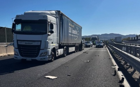 Raccordo autostradale di Bologna: scontro fra furgone e mezzo pesante, un ferito grave