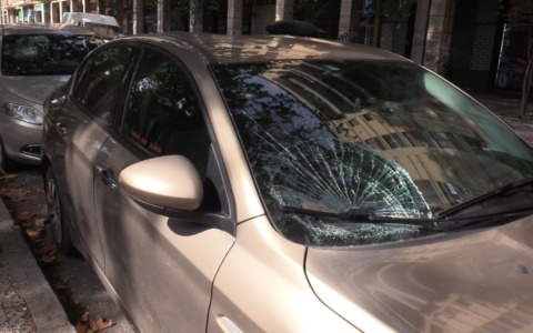 Raid vandalico in San Donato: parabrezza sfondati a una ventina di auto
