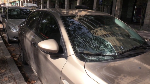 Raid vandalico in San Donato: parabrezza sfondati a una ventina di auto