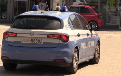 Ruba smartphone a studentessa e le chiede 150 euro per restituirlo: arrestato per tentata estorsione