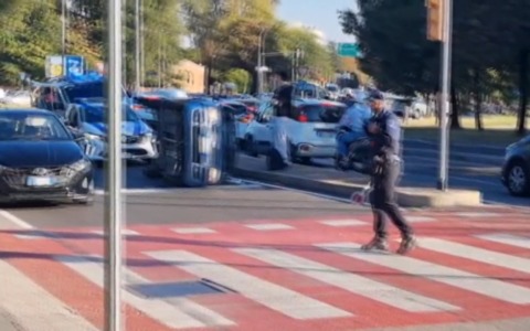 Scontro fra due auto in via Zanardi: una si ribalta, traffico in tilt