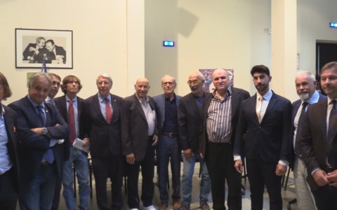 Seduti al tavolo per affrontare il tema sicurezza a Bologna