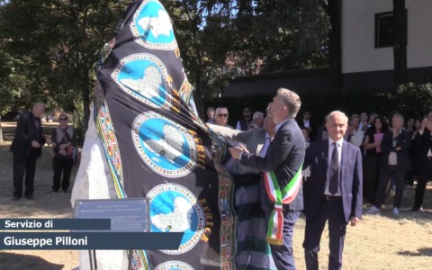 Svelata la statua di Giovanni Bersani nel giardino Bersani di via della Liberazione