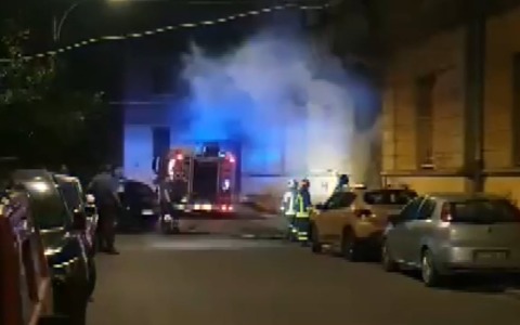 Incendiato il portone d’ingresso dell’ex Stamoto