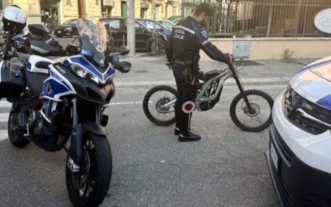 Inseguimento per le strade di Bologna: denunciato e multato 19enne in sella a una bici elettrica