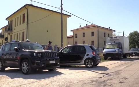 Tentato omicidio a Medicina: molesta la madre e aggredisce il figlio, fermato muratore di 57 anni
