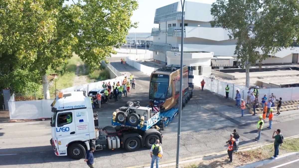 Il primo viaggio del tram: dalla Spagna a Borgo Panigale. Ecco il convoglio 'Iron Man', rosso e oro