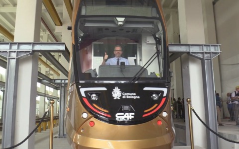 Presentato il primo convoglio del tram e l’opposizione insorge