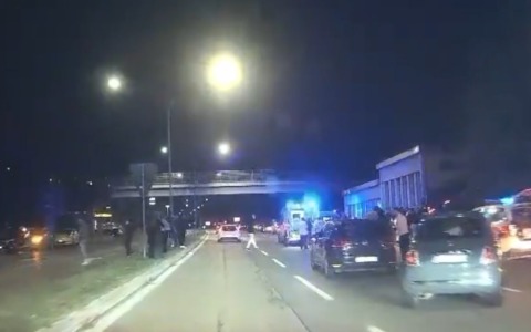 Viale Togliatti, auto si schianta contro una recinzione: cinque feriti. Tre ventenni in gravissime condizioni