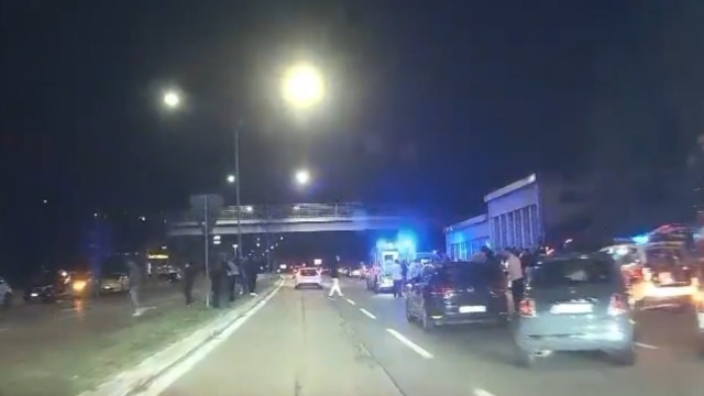 Viale Togliatti, auto si schianta contro una recinzione: cinque feriti. Tre ventenni in gravissime condizioni