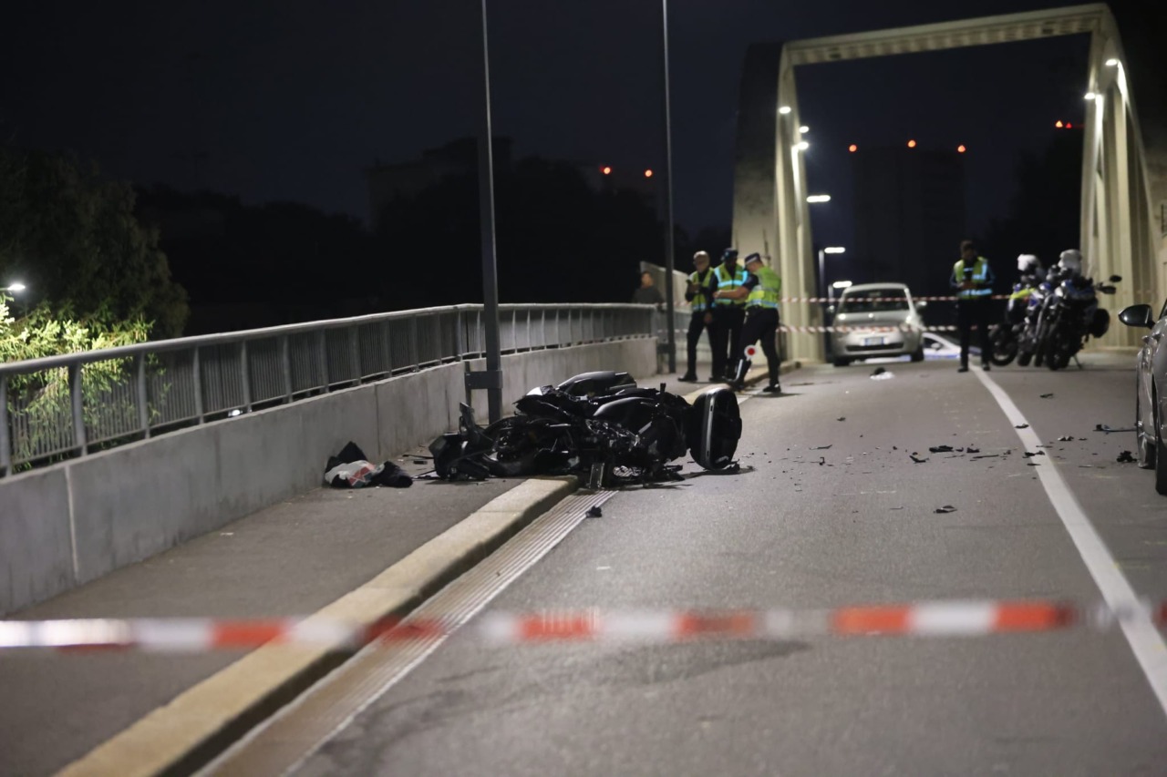 Schianto mortale sul ponte di via Libia, perde la vita un motociclista