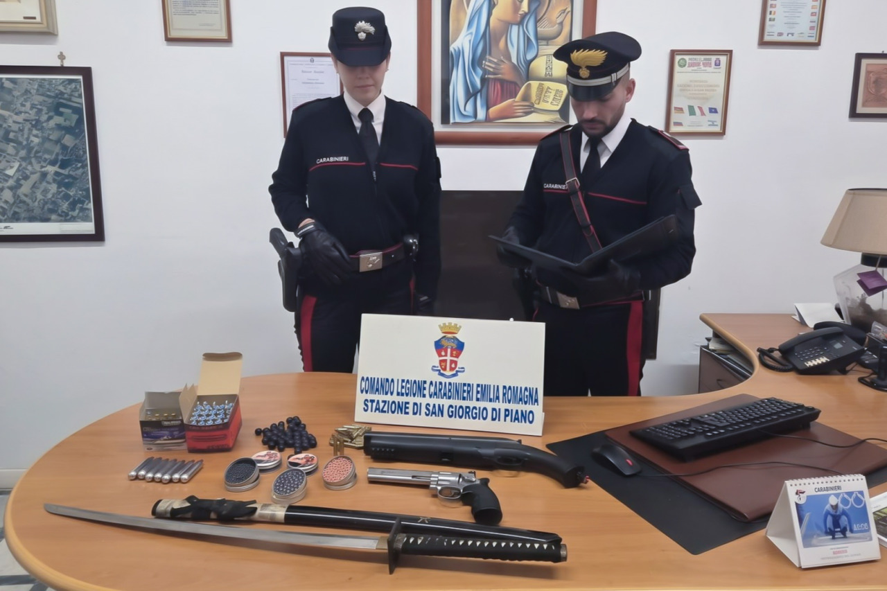 Lite fra vicini per la moto rumorosa, uno spara a una finestra