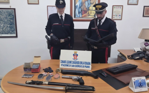 Lite fra vicini per la moto rumorosa, uno spara a una finestra