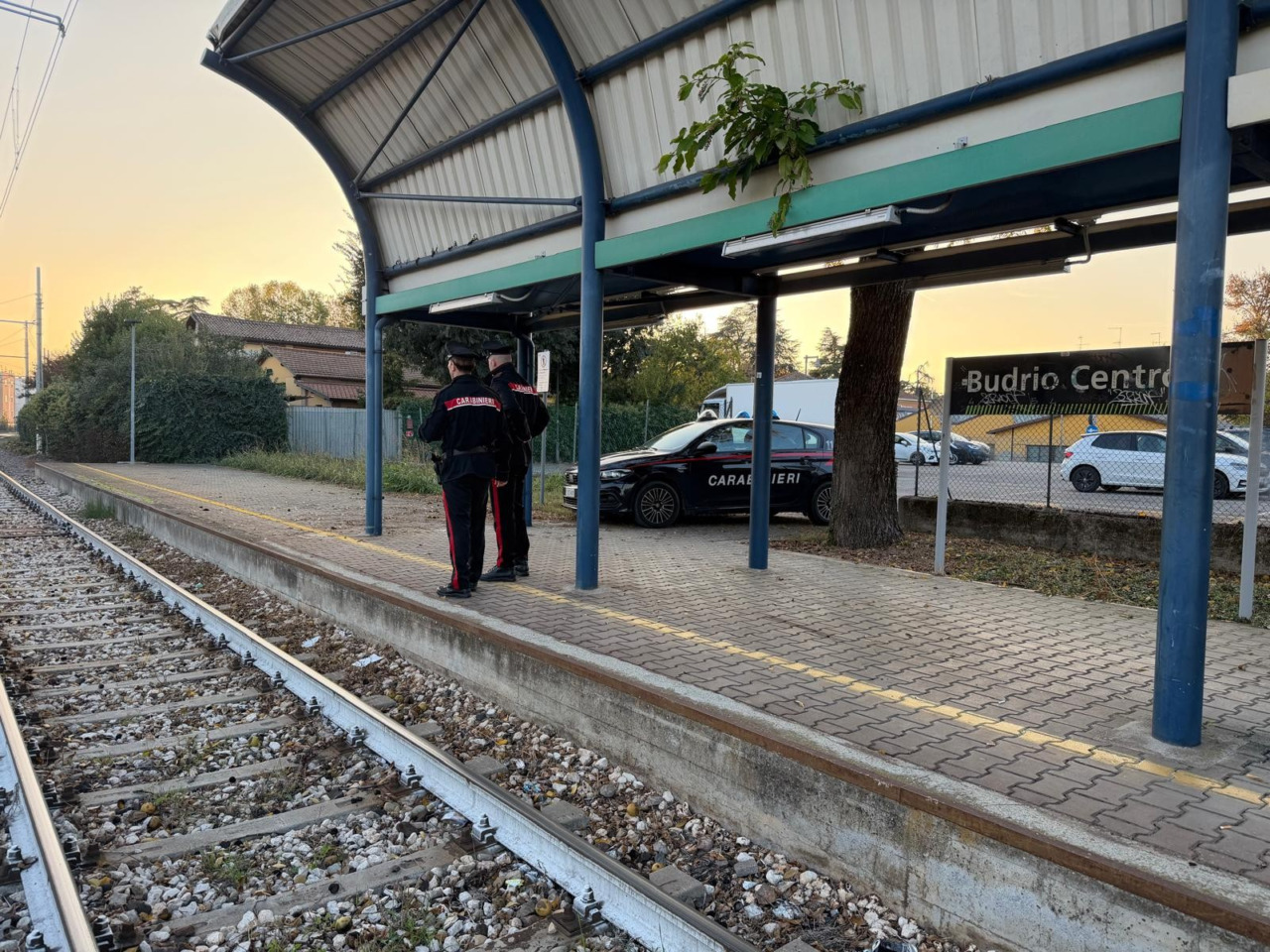 Mettono pietre sui binari: tre giovani denunciati dai Carabinieri a Budrio
