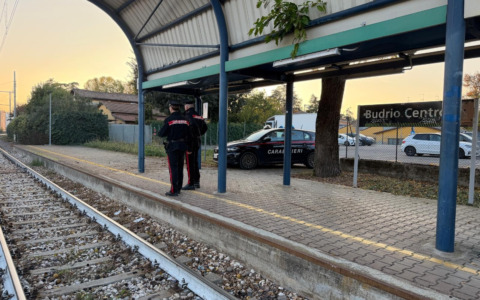 Mettono pietre sui binari: tre giovani denunciati dai Carabinieri a Budrio