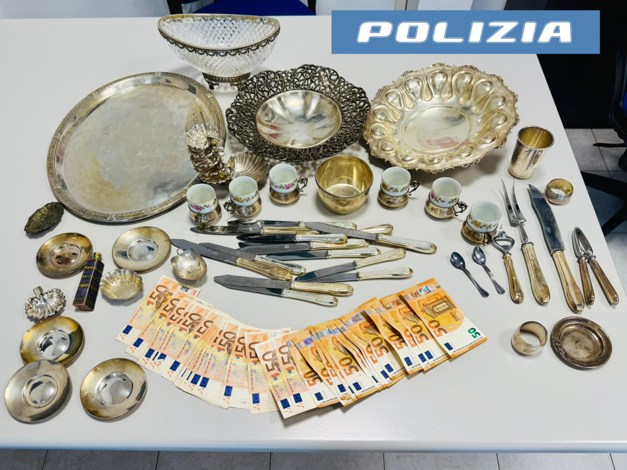 Argenteria sospetta e patente falsa: due denunce della Polstrada in A13