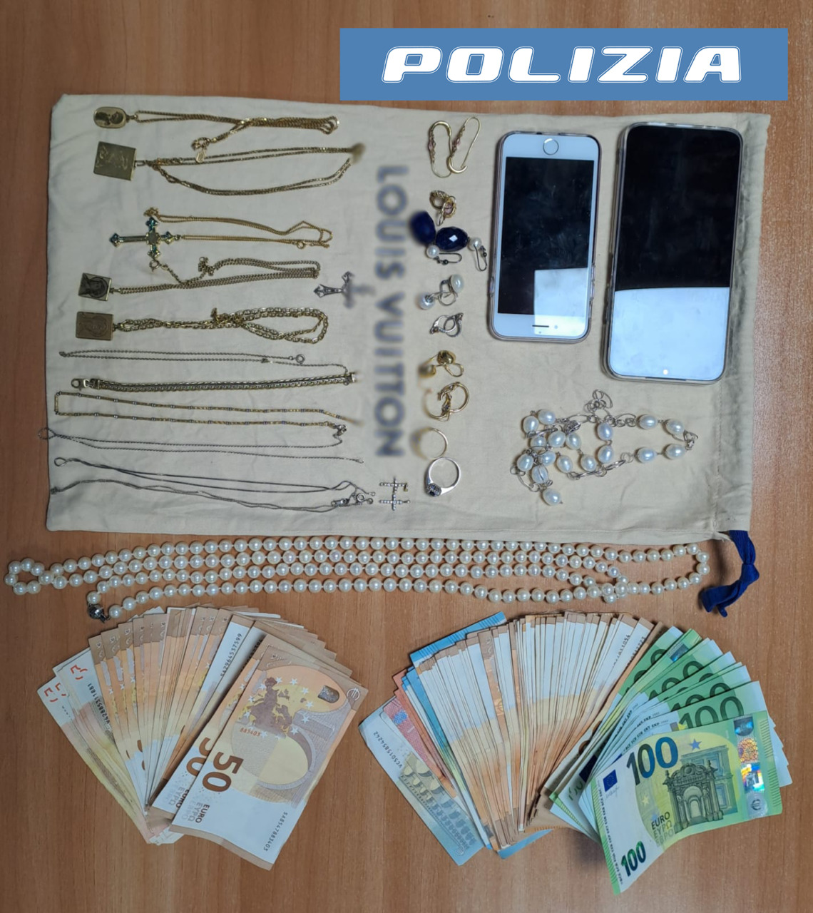 Nascondono 5mila euro a bordo di un suv e gioielli nella biancheria intima: denunciati per ricettazione