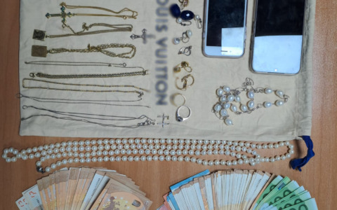 Nascondono 5mila euro a bordo di un suv e gioielli nella biancheria intima: denunciati per ricettazione