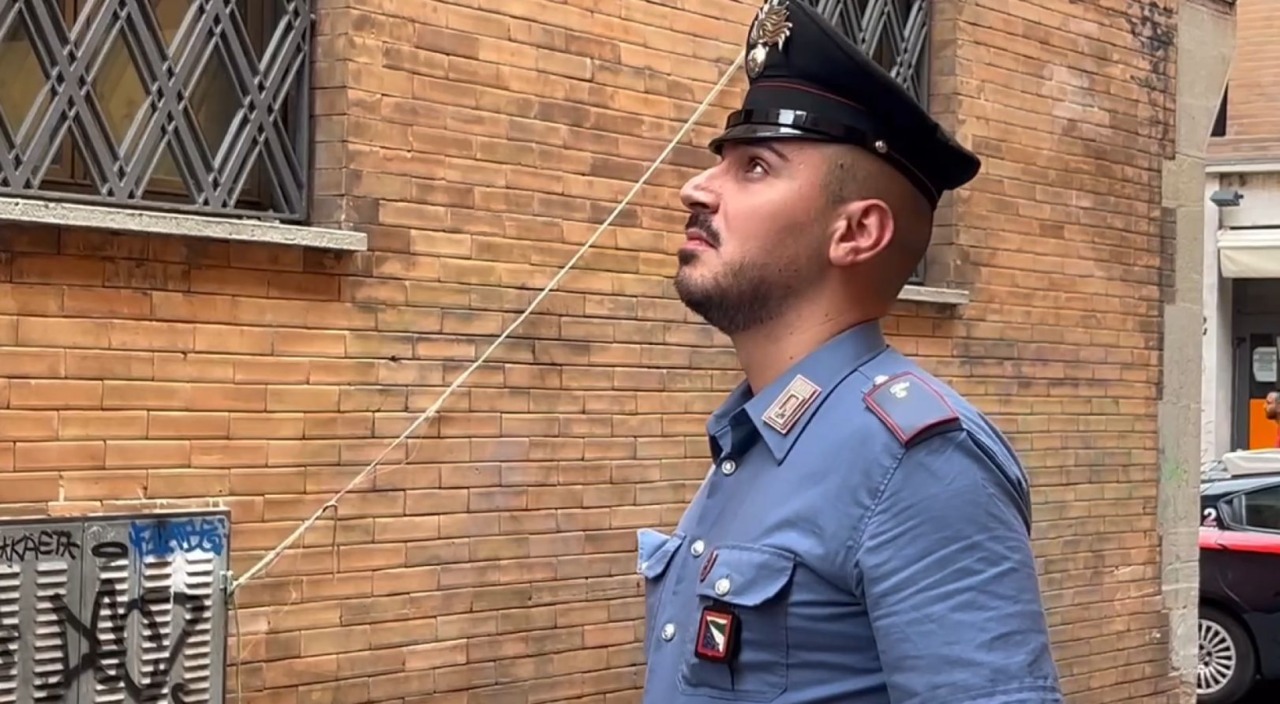 Si affaccia alla finestra impugnando una pistola (giocattolo), arrivano i Carabinieri