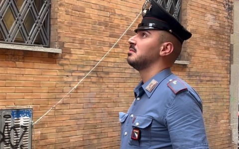 Si affaccia alla finestra impugnando una pistola (giocattolo), arrivano i Carabinieri