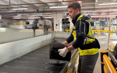 Aeroporto Marconi: agli operai che spostano i bagagli i primi ‘esoscheletri’ per proteggere la schiena