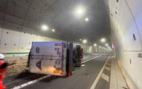 Camion si ribalta sulla A1 nel Bolognese, muore l’autista