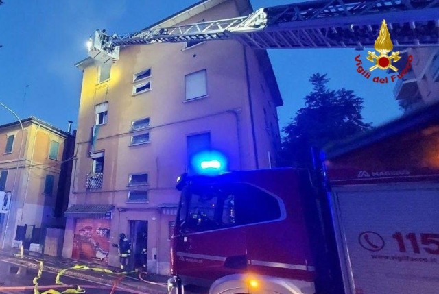Incendio in via Fioravanti a Bologna. Al momento non risultano feriti