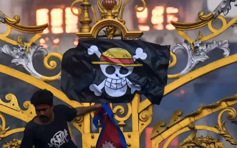 Sventolano bandiere con falce e martello e Jolly Roger