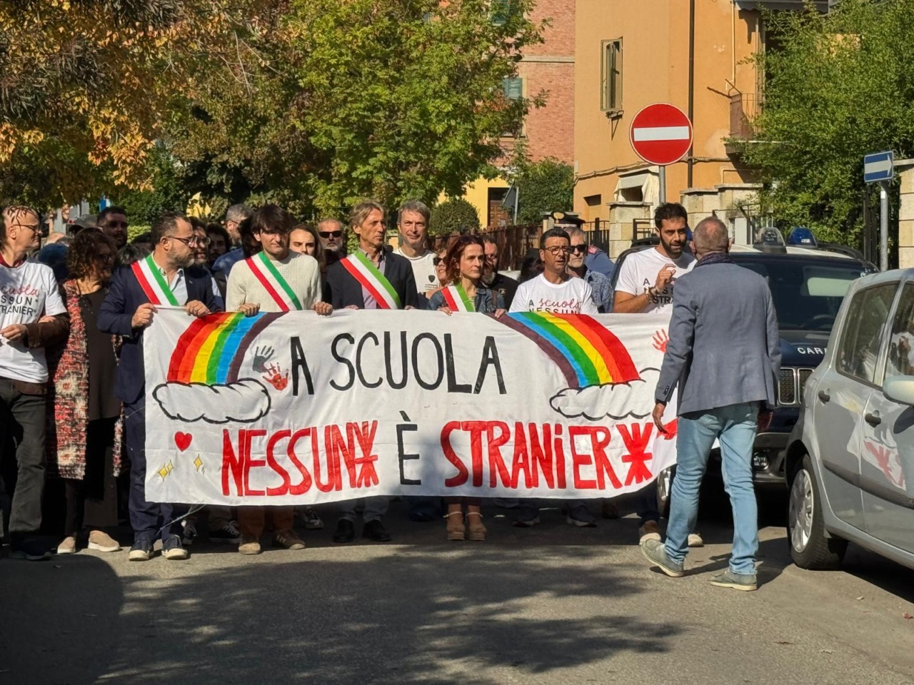 Casalecchio di Reno, riposizionato lo striscione “Qui nessun* è stranier*” bruciato qualche giorno fa. La Cgil annuncia un esposto in procura