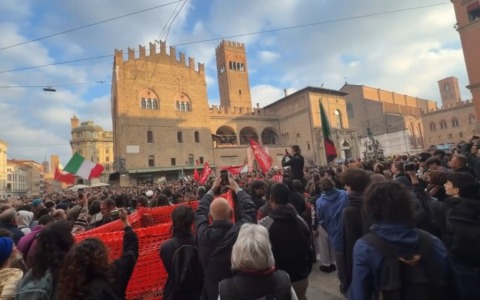 Bella Ciao e passamontagna nel secondo sabato protestatario