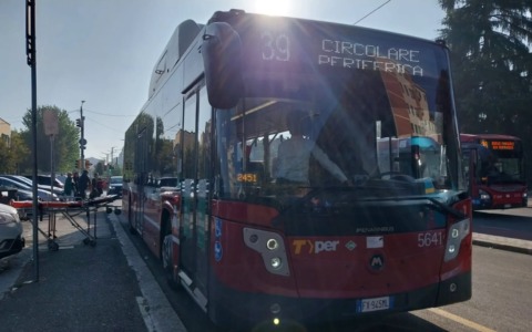 Bimbo nasce a bordo di un autobus, l’autista: ‘Un’emozione straordinaria, sono mamma anche io’
