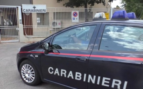 Incidente sul lavoro in una concessionaria auto, ferito un meccanico