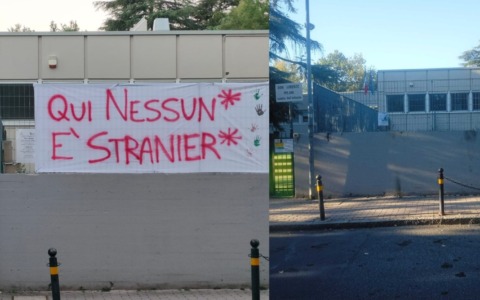 Bruciato lo striscione ‘Qui nessuno è straniero’ alle scuole Don Milani di Casalecchio