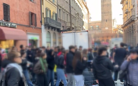 Coro unanime da Bologna: “I soldi per la guerra alla scuola”!