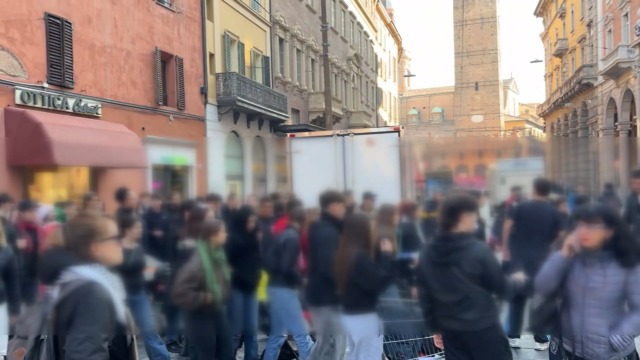 Coro unanime da Bologna: “I soldi per la guerra alla scuola”! Intanto viali bloccati