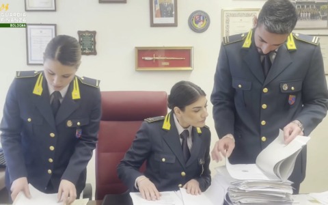 ‘Falsa residenza a Malta’: controlli della Finanza sul campione di poker Camosci